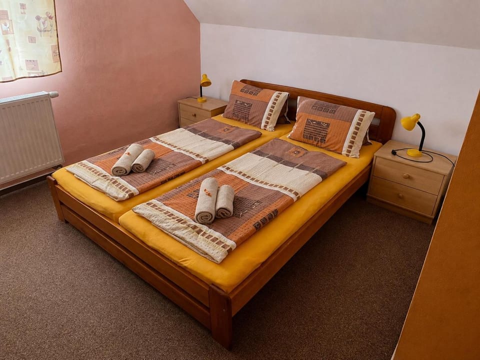 Bed, Bedroom, towels