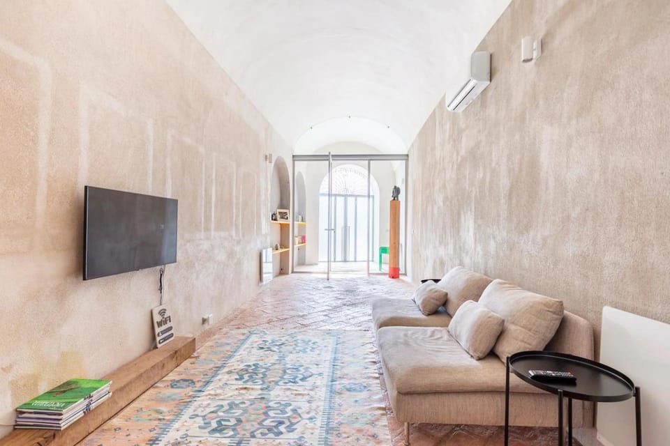 TV and multimedia, Living room, Seating area, air conditioner