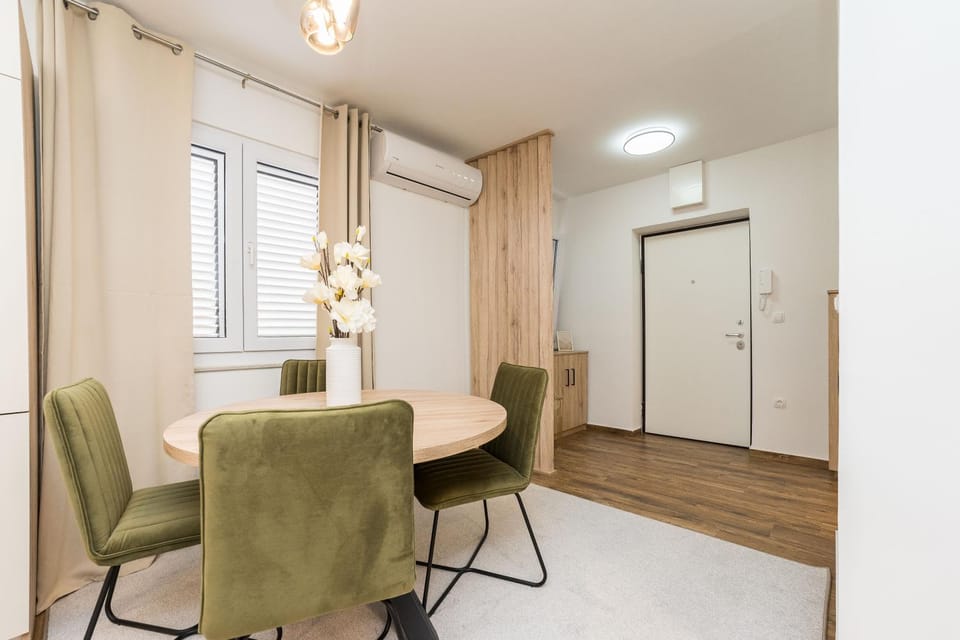 Seating area, Dining area
