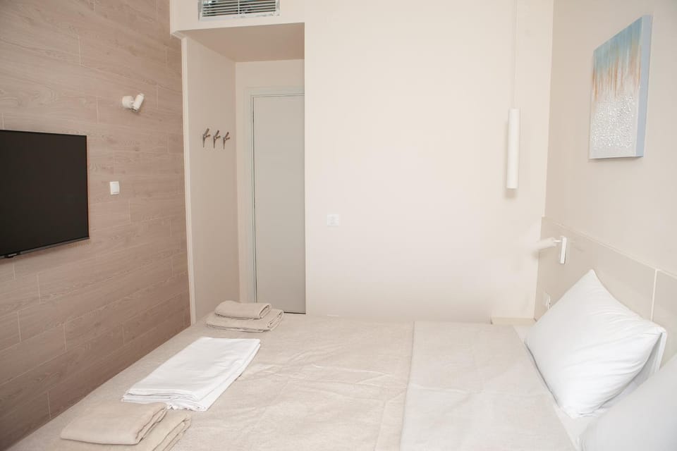Bed, TV and multimedia, Bedroom
