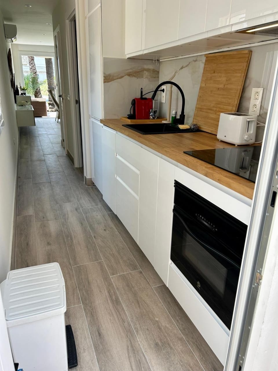 Coffee/tea facilities, Kitchen or kitchenette, flat iron, minibar, oven, stove, toaster