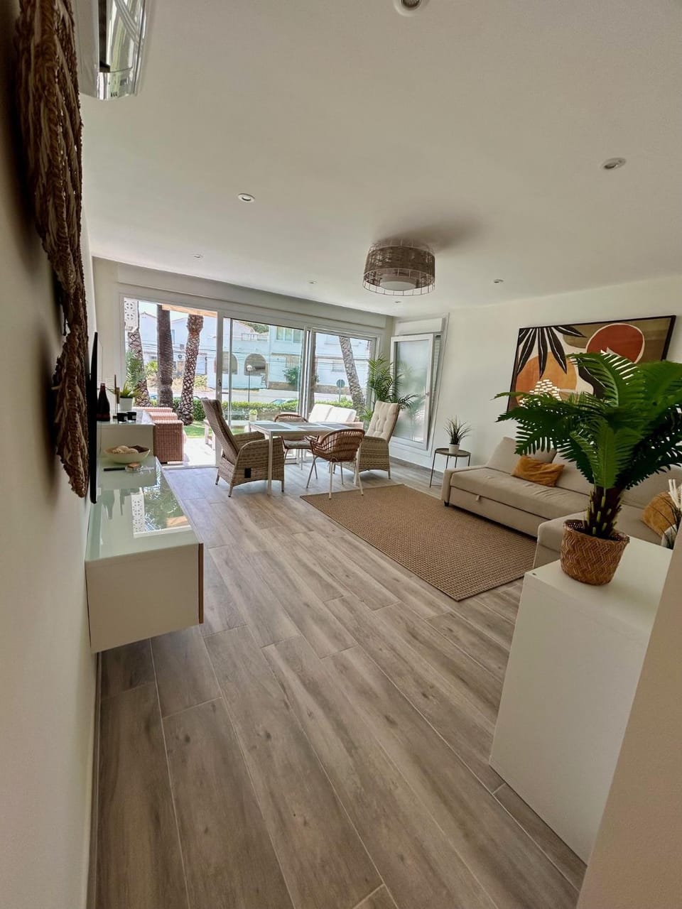 TV and multimedia, Living room, Decorative detail, Dining area, furniture, air conditioner