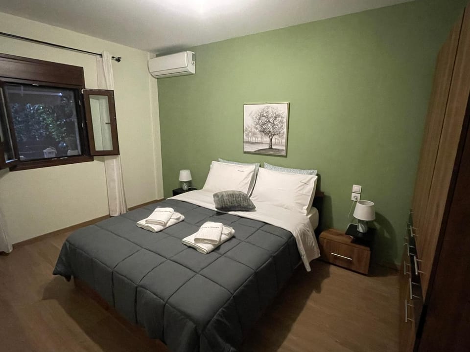 Bed, Bedroom, wardrobe, air conditioner