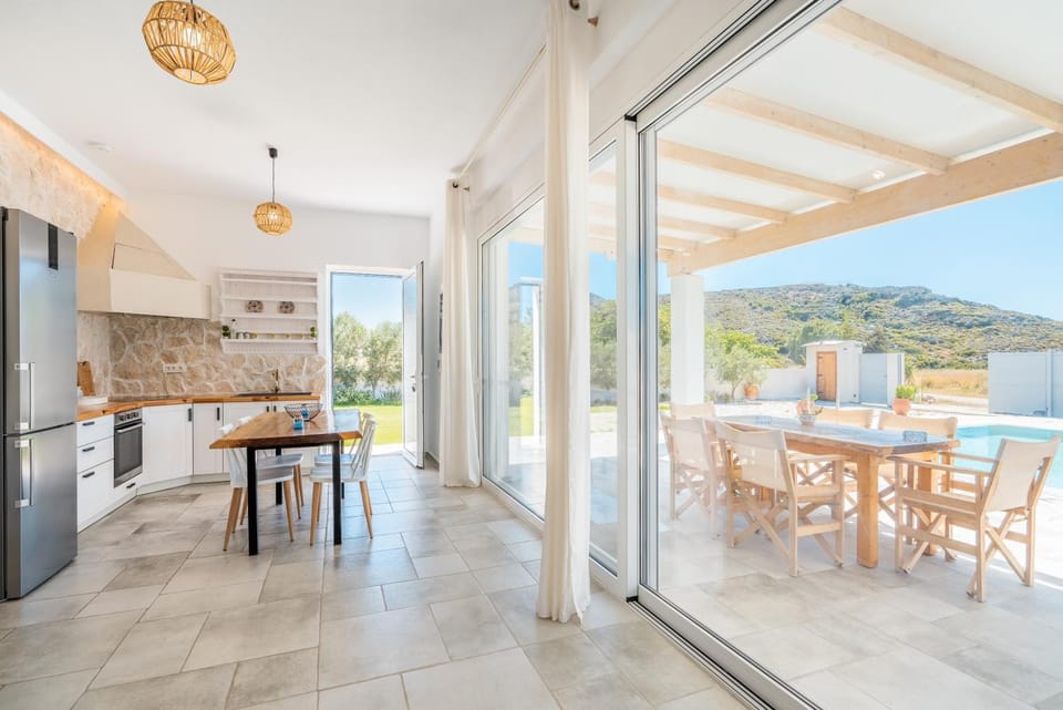 Dining area, Swimming pool, stove