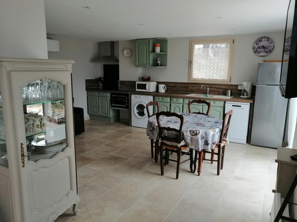 Kitchen or kitchenette, Dining area
