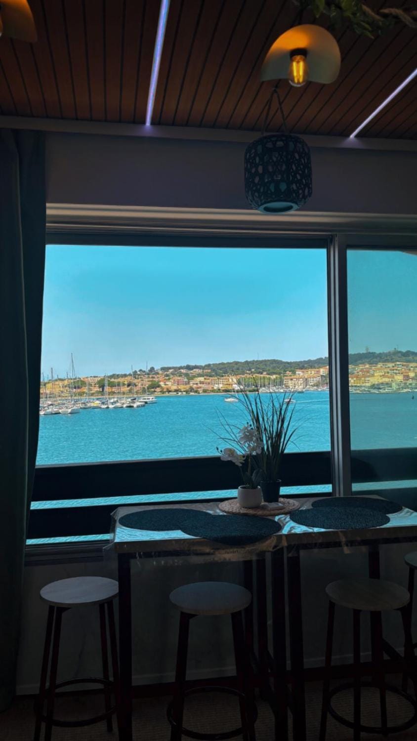 View (from property/room), Dining area, Lake view, Sea view