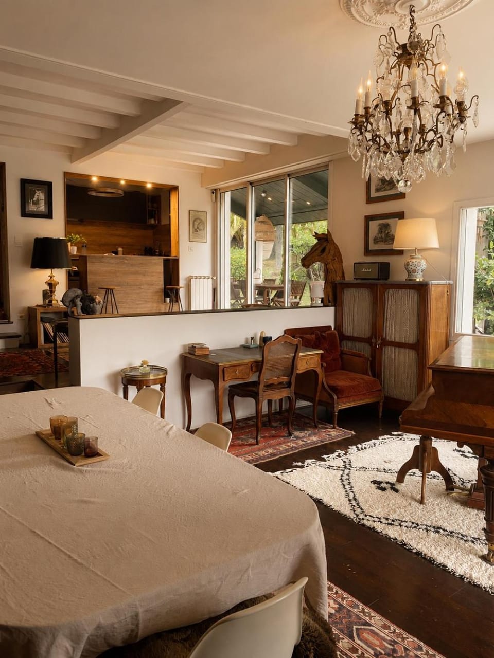 Kitchen or kitchenette, Living room, Seating area, Dining area