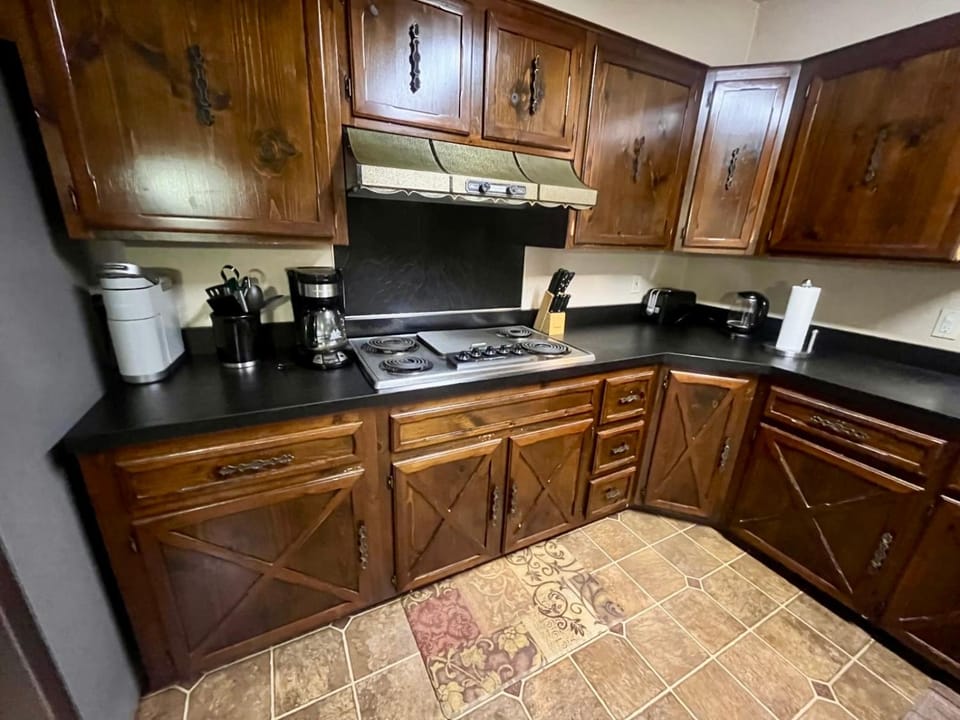 Coffee/tea facilities, Kitchen or kitchenette, dishwasher, oven, stove, toaster