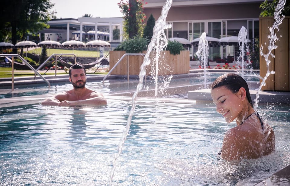 Guests, Swimming pool