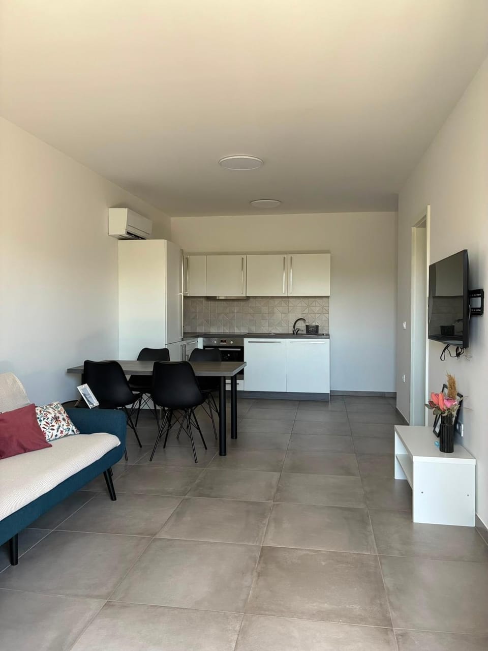 TV and multimedia, Living room, Dining area