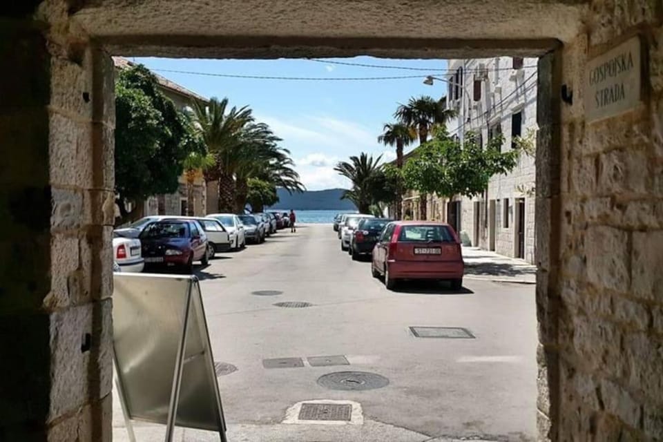 Sea view, Street view