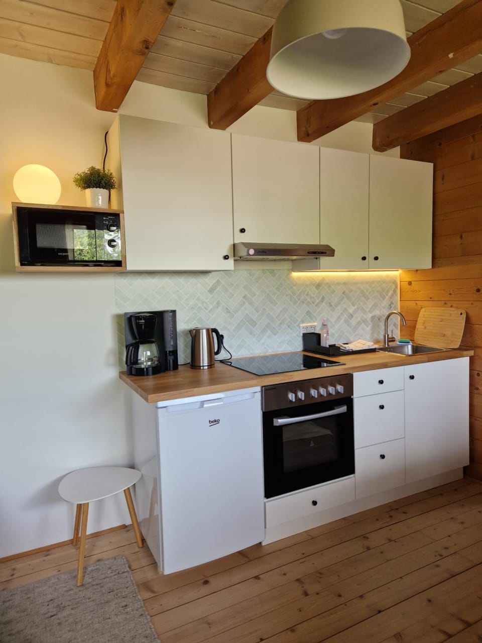 Coffee/tea facilities, Kitchen or kitchenette, stove, toaster