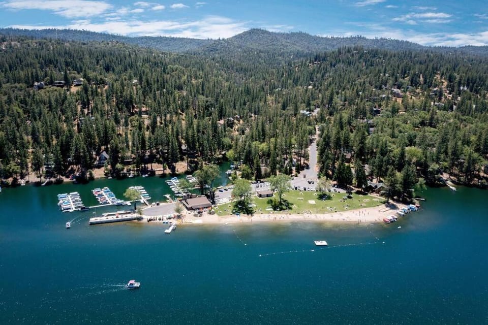 New Luxury 5BR Cabin in Pine Mountain Lake! 1 Minute to Beach! Massage Chair! Close to Yosemite! Perfect for Retreats and Escapes All Seasons! Cabin in Groveland