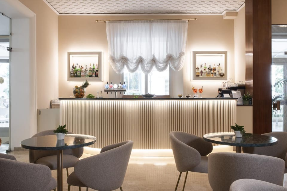 Restaurant/places to eat, Living room, Lounge or bar