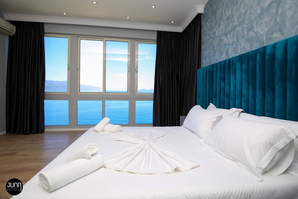Photo of the whole room, Bedroom, Sea view