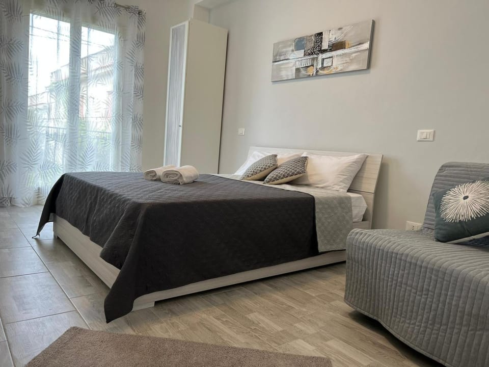 Photo of the whole room, Bedroom