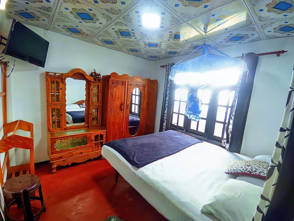 Bed, TV and multimedia, Photo of the whole room, Bedroom