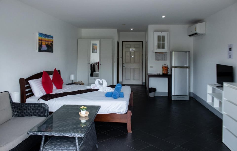 Bed, TV and multimedia, Photo of the whole room, Seating area, Bedroom