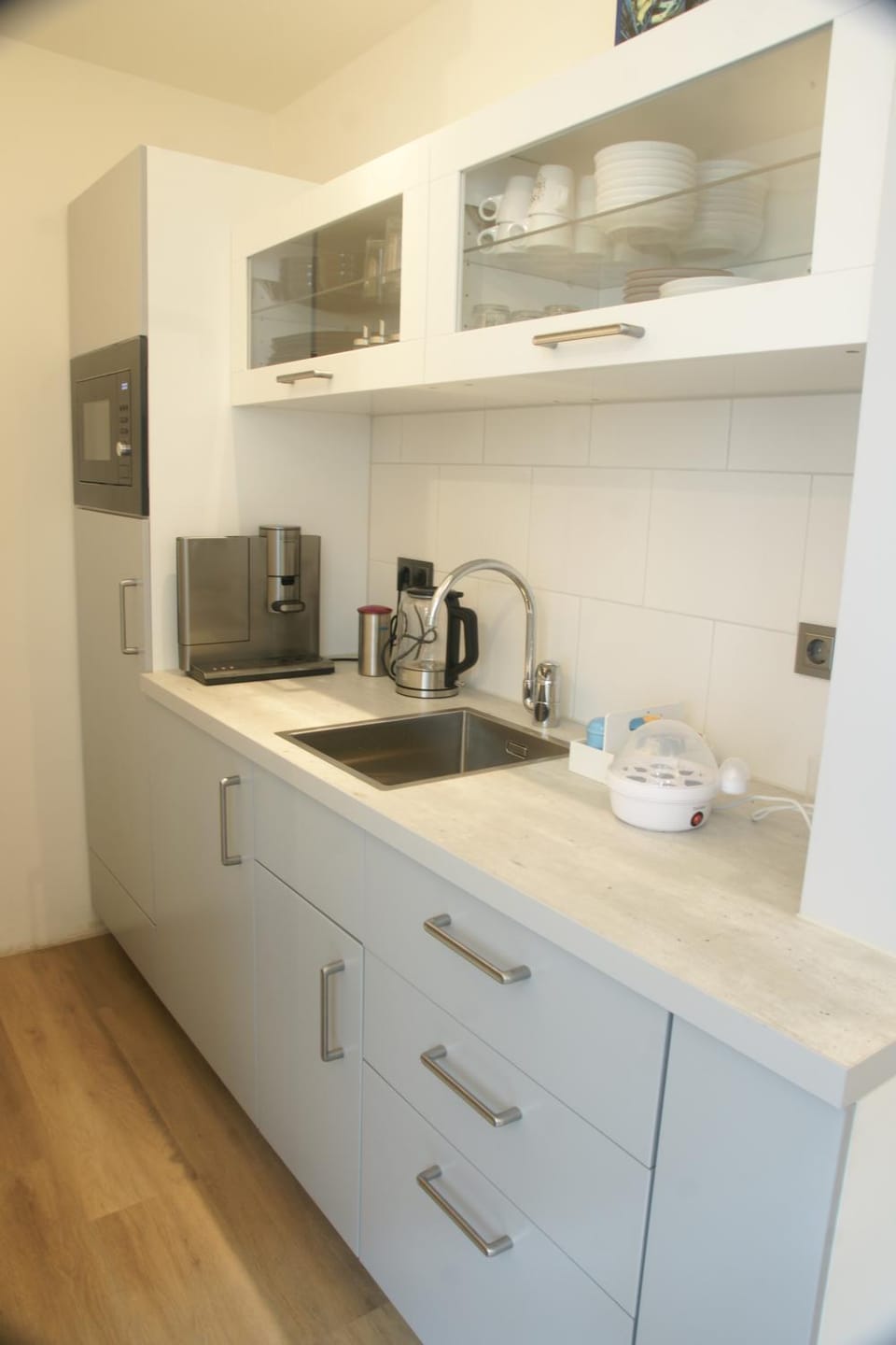 Coffee/tea facilities, Kitchen or kitchenette, Communal kitchen, microwave