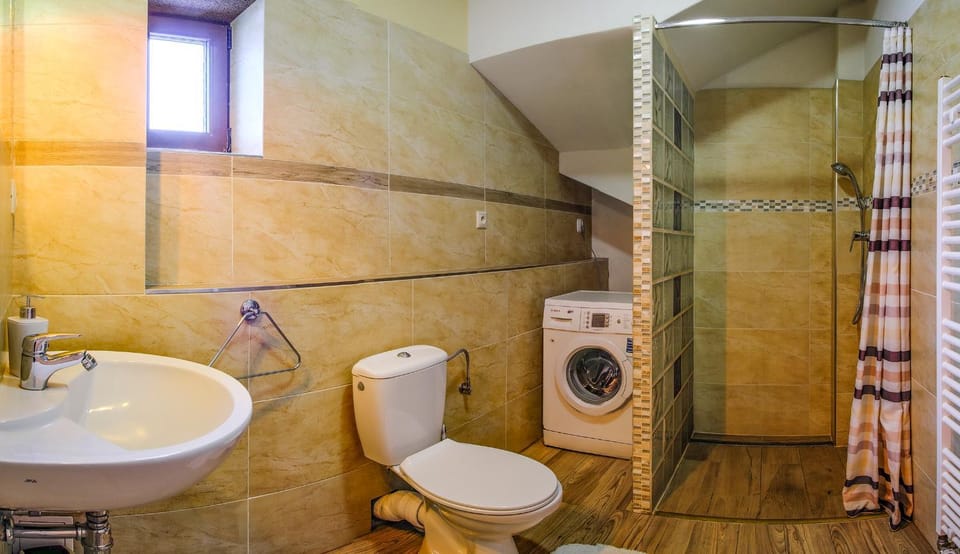 Shower, Toilet, Bathroom, towels, washing machine