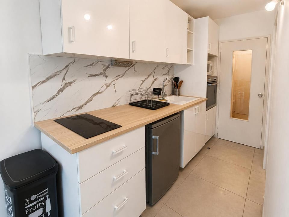 Coffee/tea facilities, Kitchen or kitchenette, microwave, oven, stove, toaster