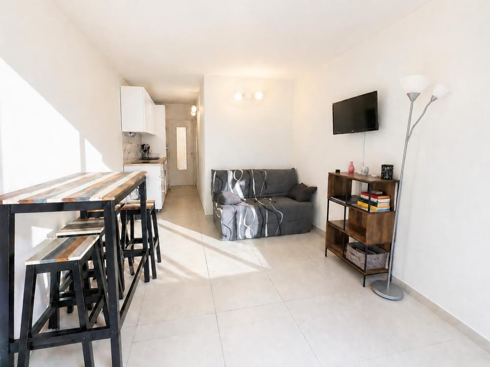 Communal lounge/ TV room, TV and multimedia, Living room, Seating area, Dining area