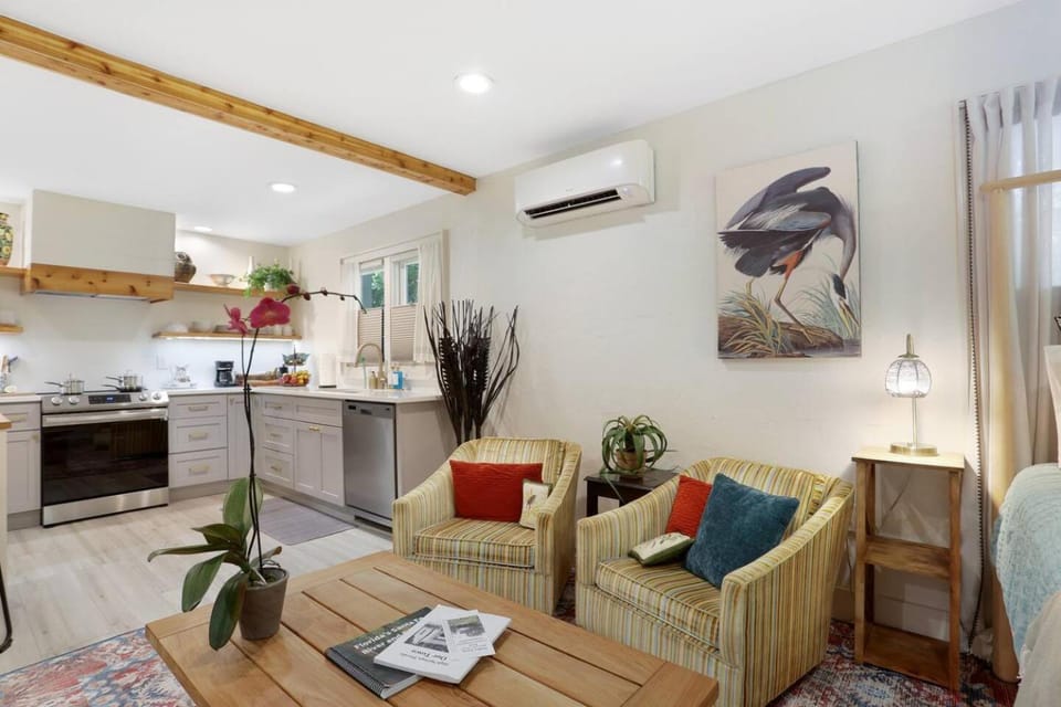The Poe - Stylish Studio in downtown High Springs Apartment in Florida