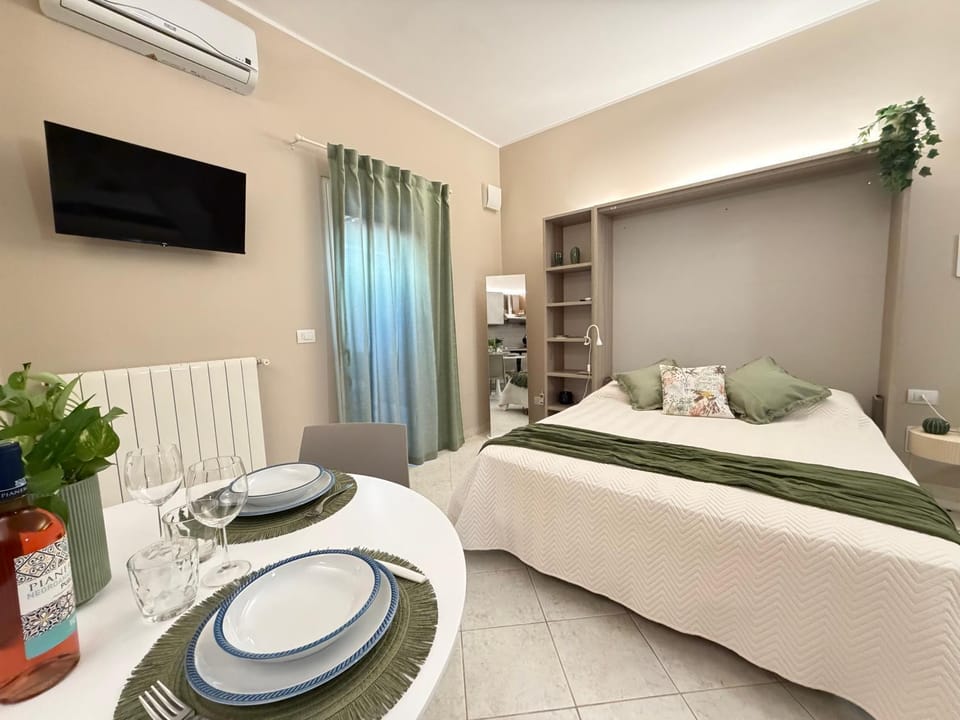 Bed, TV and multimedia, Photo of the whole room, Seating area, Bedroom, air conditioner