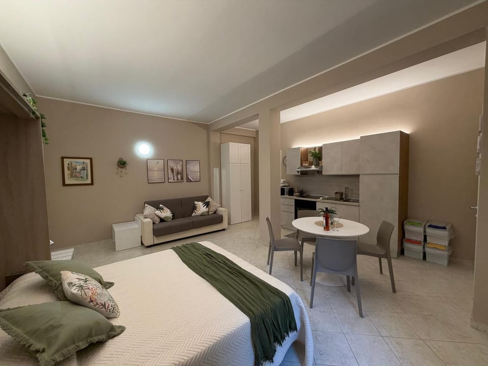Bed, Kitchen or kitchenette, Photo of the whole room, Dining area, Bedroom
