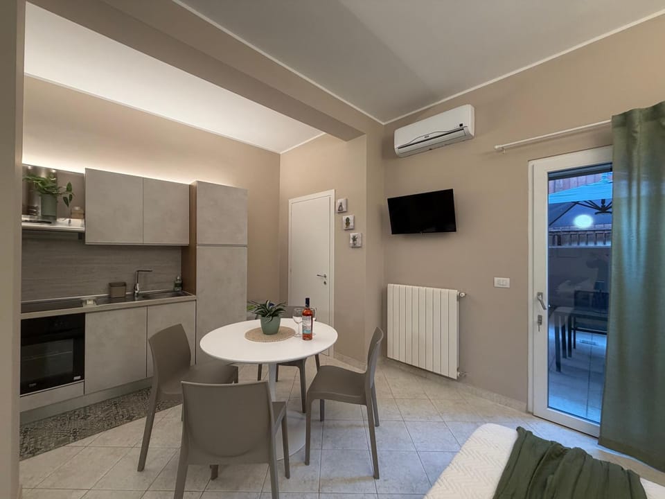 TV and multimedia, Kitchen or kitchenette, Living room, Seating area, Dining area, internet, oven, stove, air conditioner