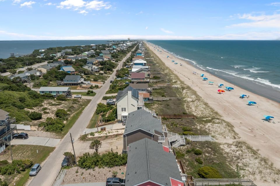 Oceanfront vacation home - EAST House in Emerald Isle
