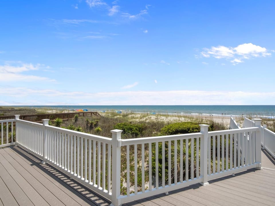Oceanfront vacation home - EAST House in Emerald Isle