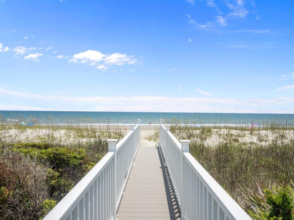 Oceanfront vacation home - EAST House in Emerald Isle