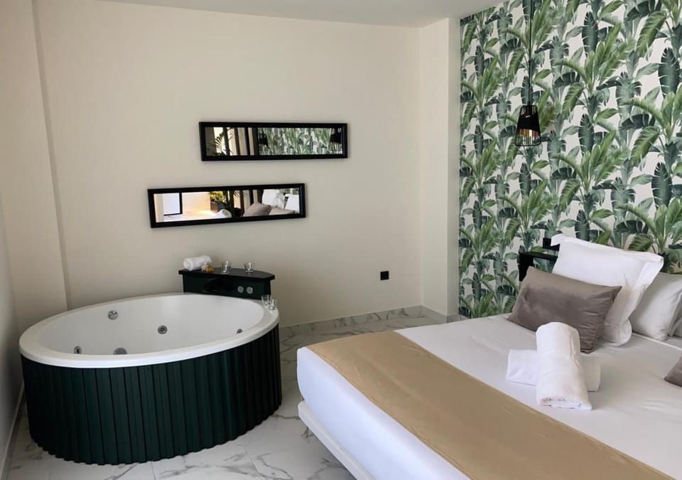 Bed, Hot Tub, Photo of the whole room, Bedroom