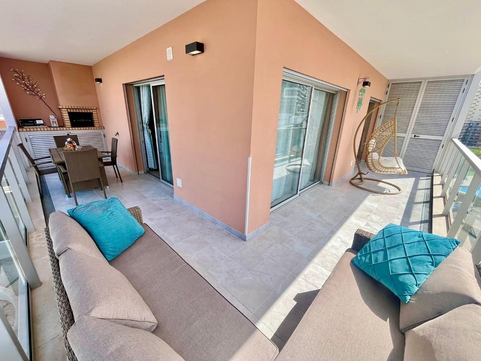 BBQ facilities, Balcony/Terrace, Dining area, Sea view, Swimming pool, furniture, internet, towels, air conditioner
