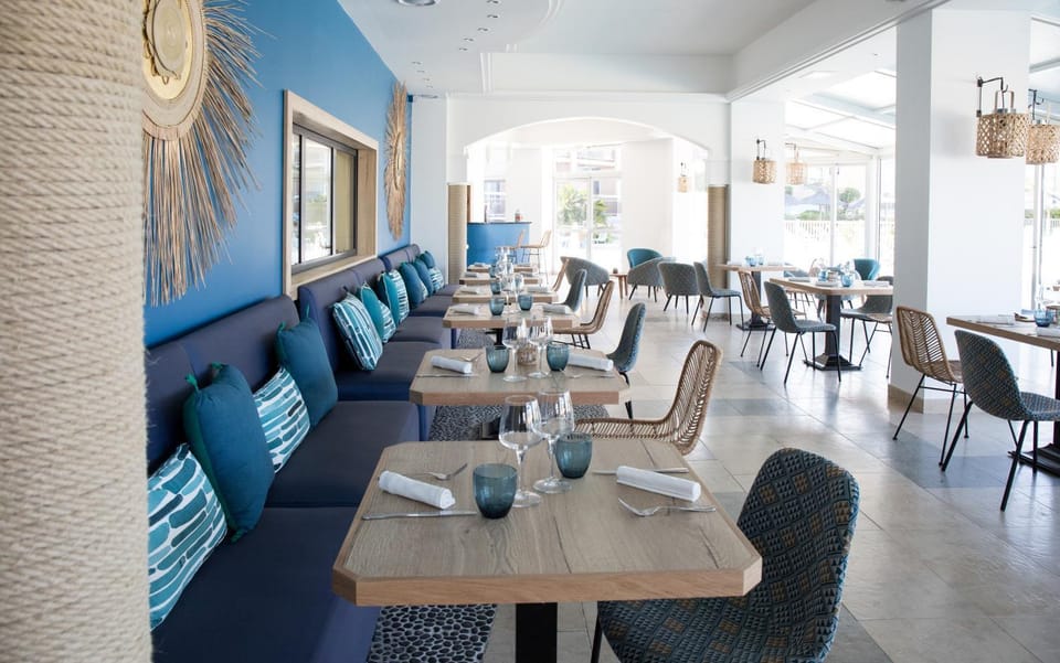 Restaurant/places to eat, Day, Summer, Banquet/Function facilities, Seating area, Breakfast