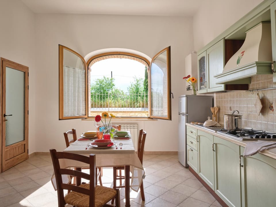 Kitchen or kitchenette, Dining area, stove