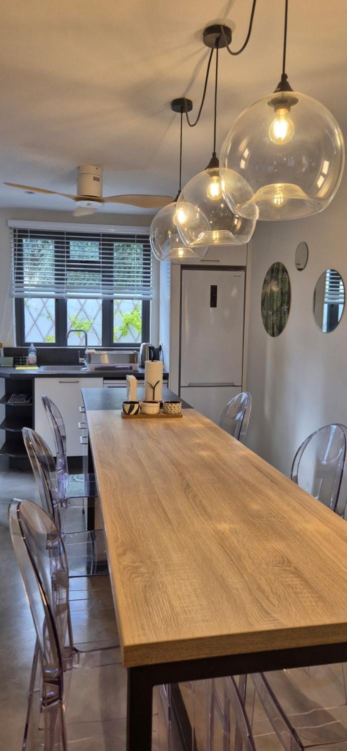 Kitchen or kitchenette, Living room, Seating area, Dining area