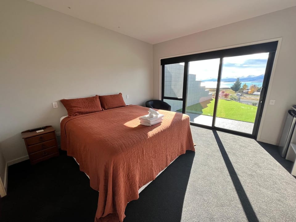Bed, Mountain view