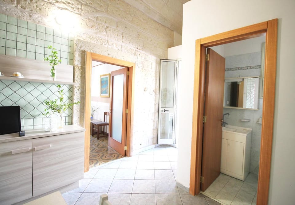 Bathroom, TV and multimedia, Kitchen or kitchenette