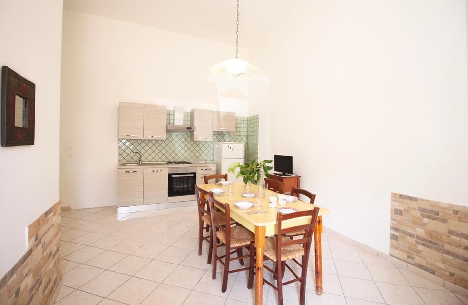Kitchen or kitchenette, Dining area, stove
