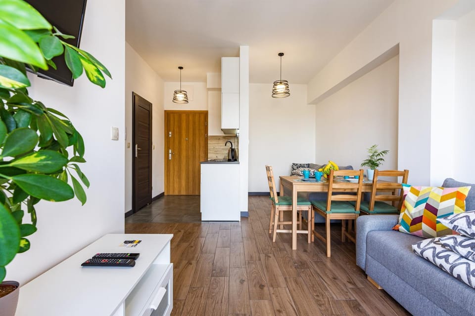 TV and multimedia, Kitchen or kitchenette, Living room, Seating area, Dining area