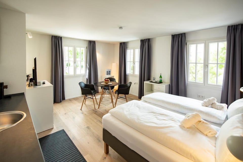 Bed, Photo of the whole room, Seating area