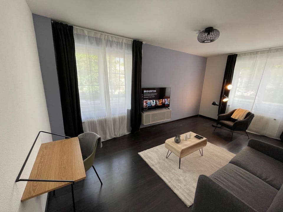 TV and multimedia, Living room, Seating area, Evening entertainment