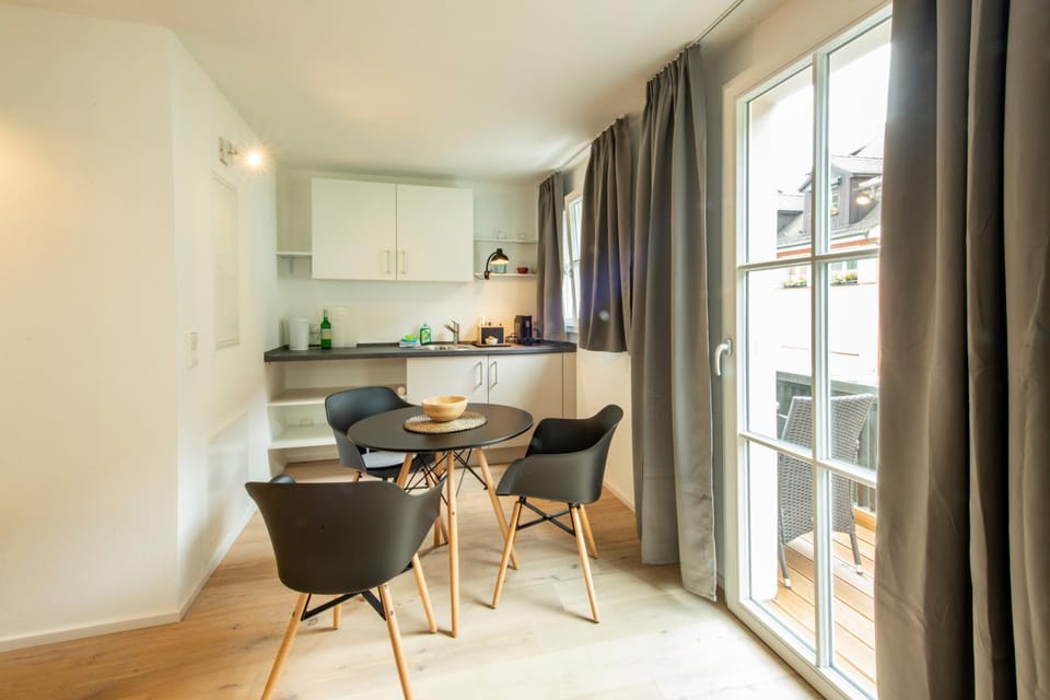 Kitchen or kitchenette, Seating area