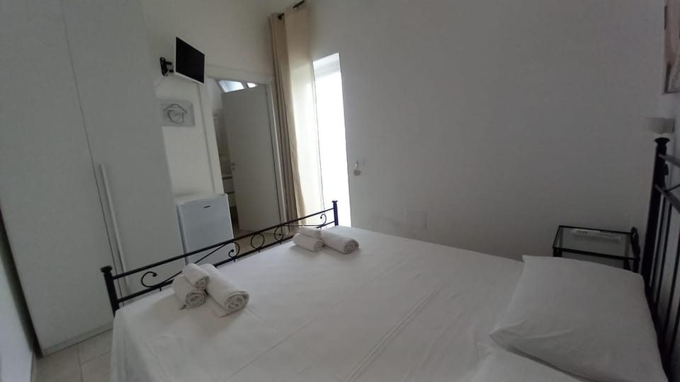 Bed, Photo of the whole room, Bedroom, towels, wardrobe, air conditioner