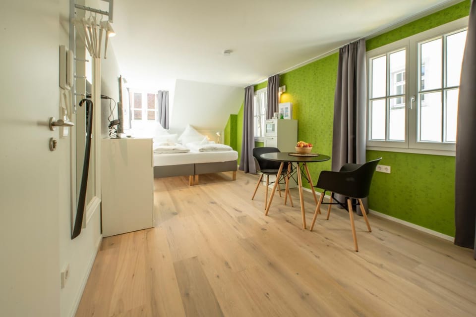 Bed, Photo of the whole room, Seating area