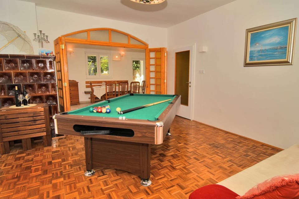 Billiard, Living room