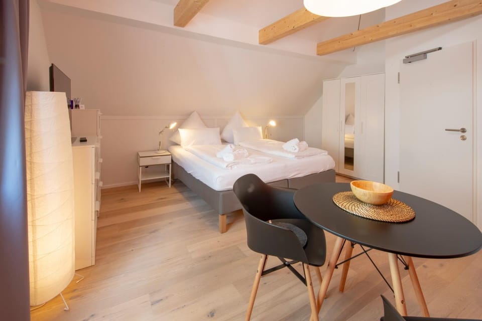 Bed, Photo of the whole room, Seating area