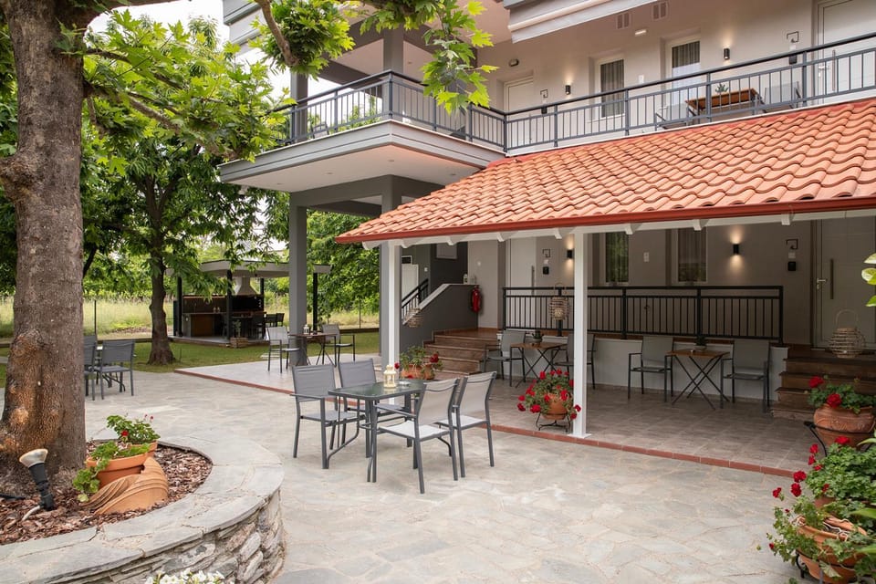 Property building, Patio, Day, Garden, Balcony/Terrace, Dining area, Garden view
